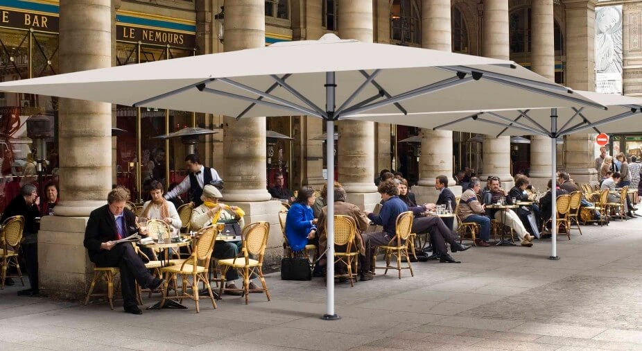 Shadowspec in outdoor cafe