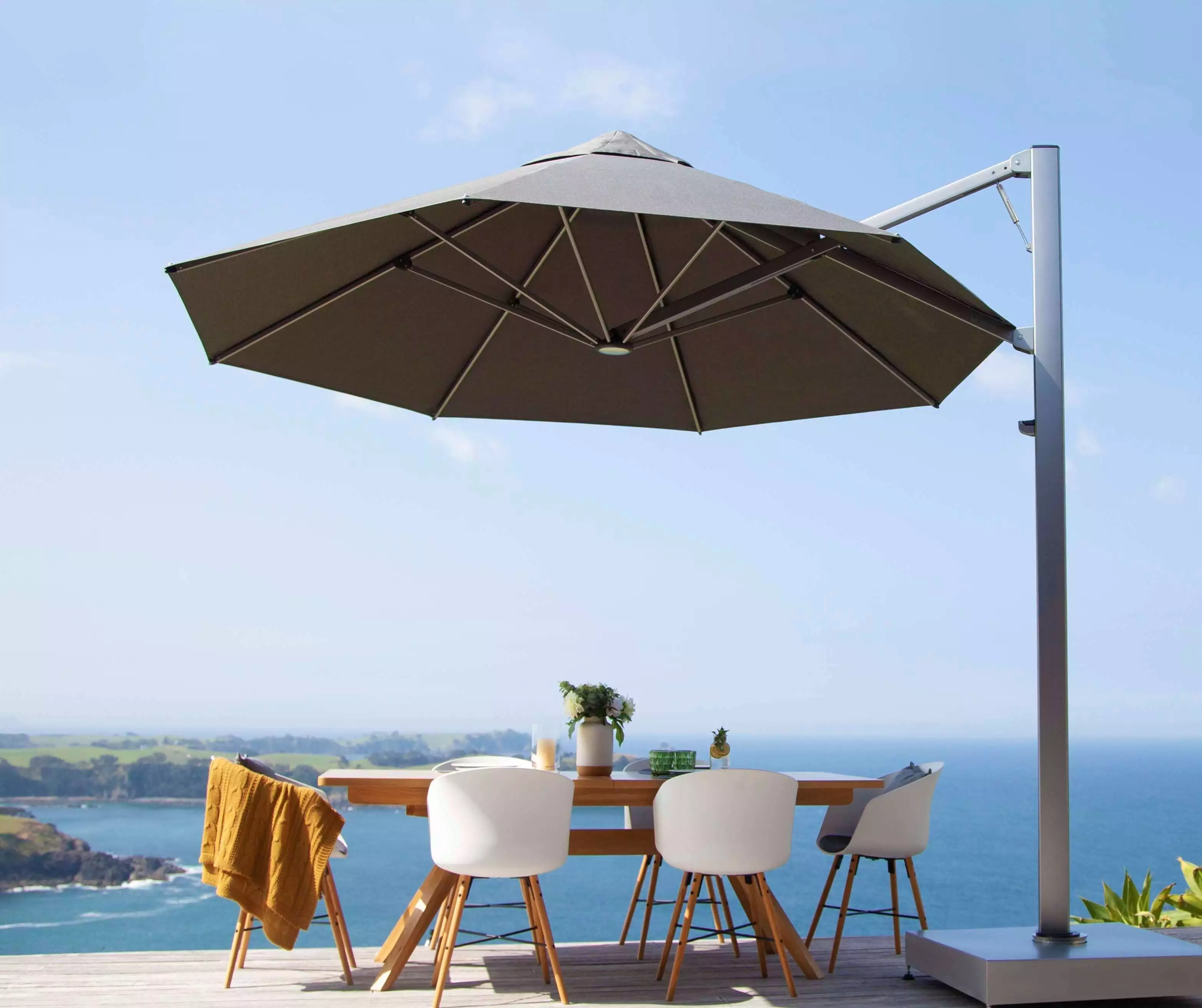 Cantilever Umbrella in backyard